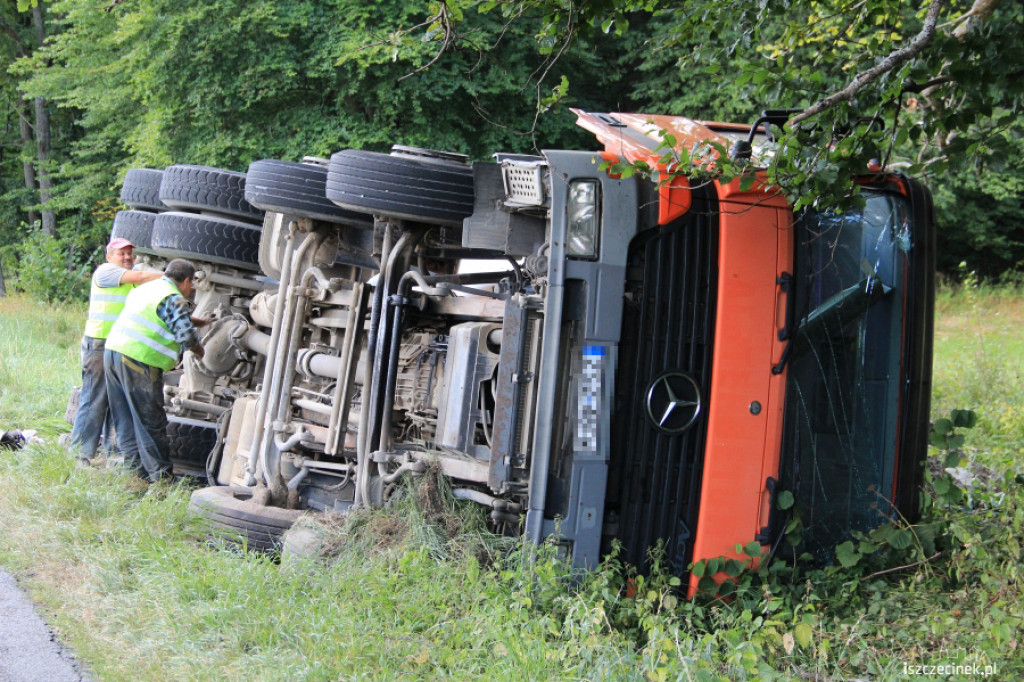Przewróciła się ciężarówka przewożąca cement