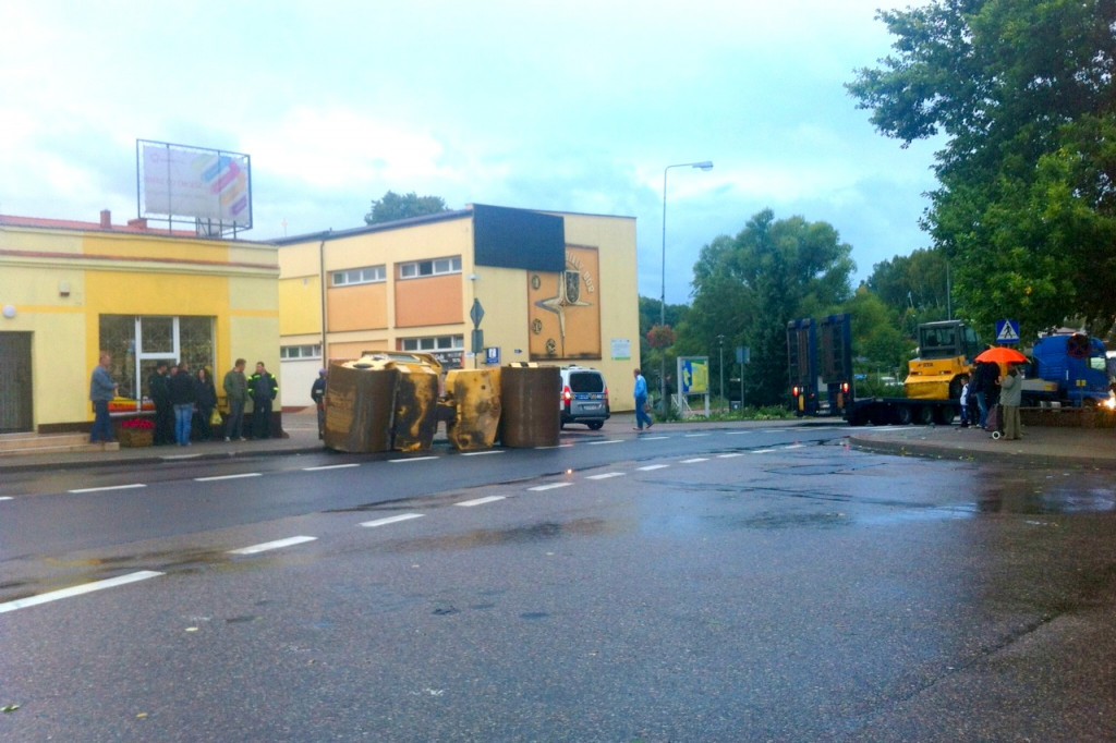 W centrum Białego Boru z tira na ulicę spadł walec