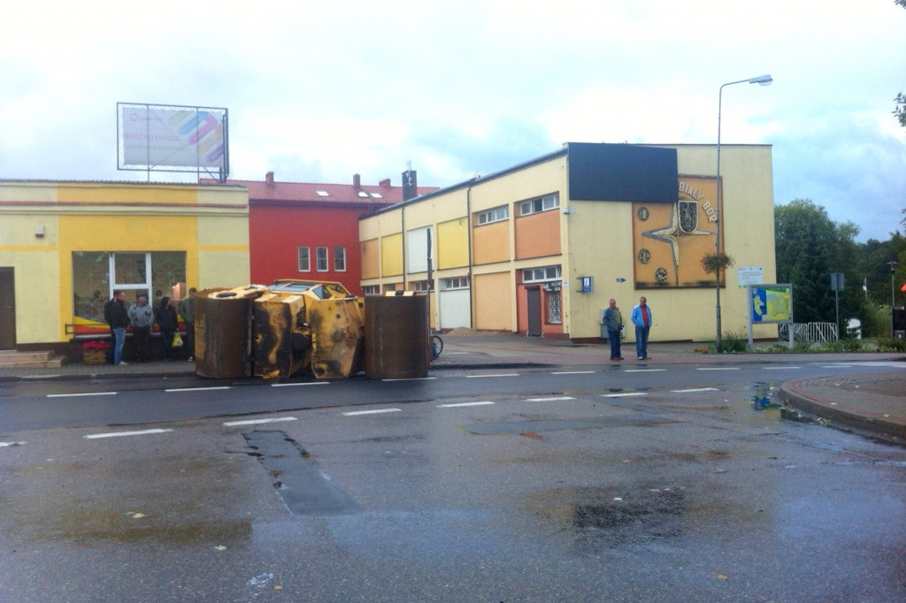 W centrum Białego Boru z tira na ulicę spadł walec