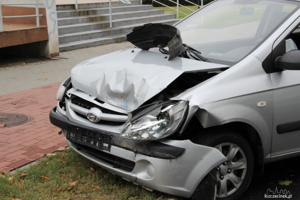 Kolizja przed basenem