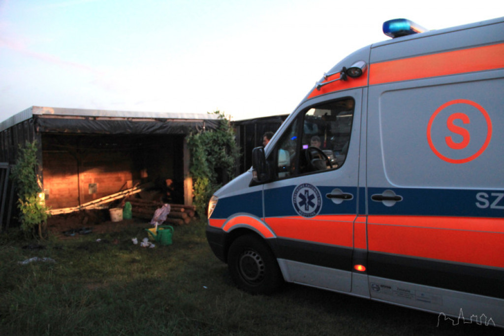 Mężczyzna wpadł do szamba, z pomocą ruszył syn