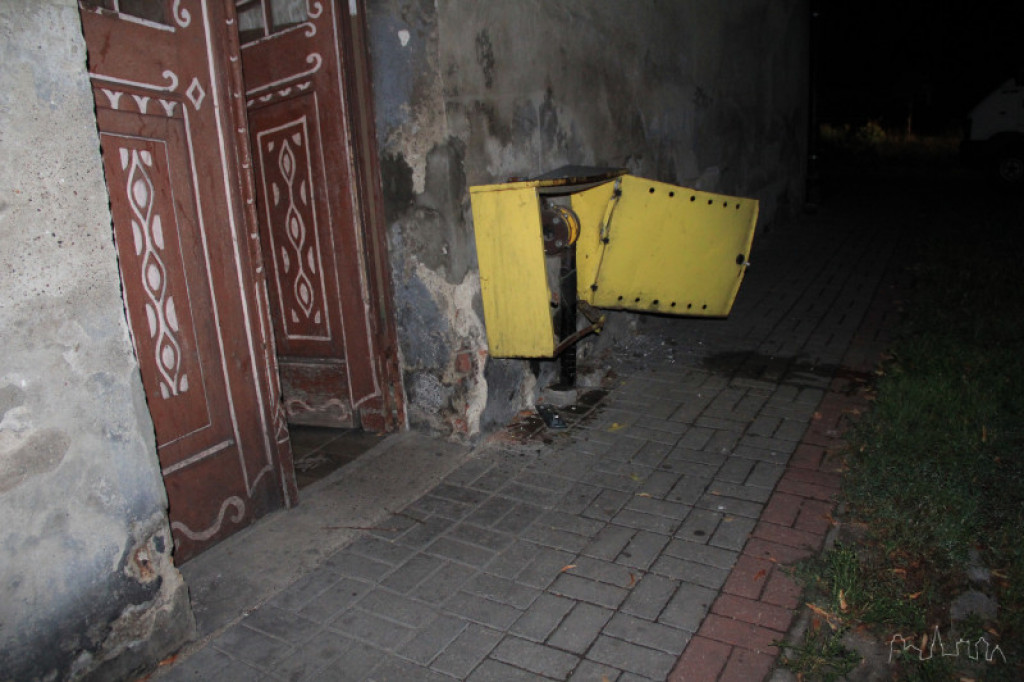 Samochód wjechał w budynek