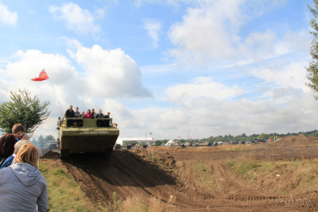 XI Międzynarodowy Zlot Pojazdów Militarnych ?Gąsienice i podkowy? Borne Sulinowo 2014