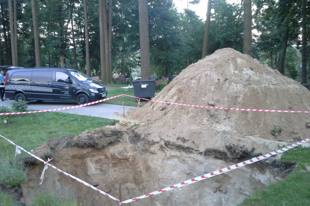 Odwiedzili cmentarz i znaleźli niezabezpieczone ludzkie szczątki