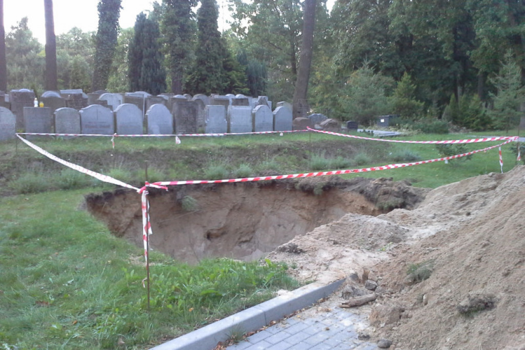 Odwiedzili cmentarz i znaleźli niezabezpieczone ludzkie szczątki