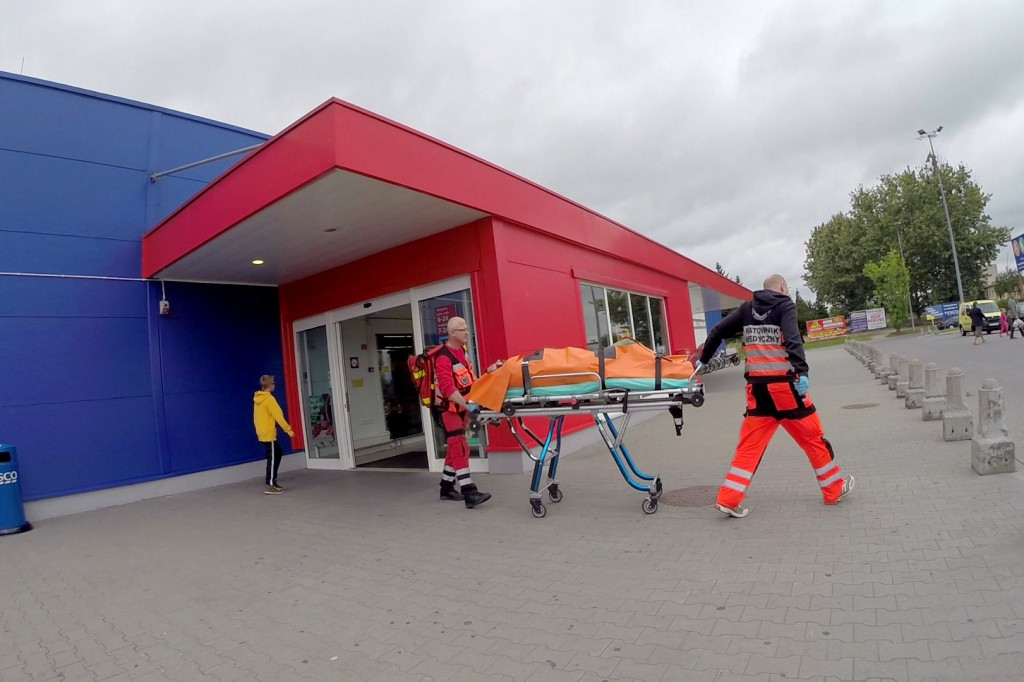Z Tesco zrobił sobie knajpę. Wypił na miejscu dwie butelki wódki