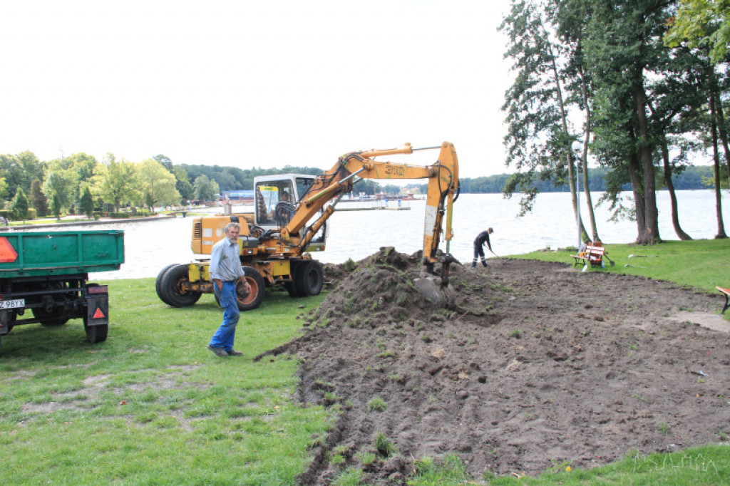 Poprawiają teren przy zamku