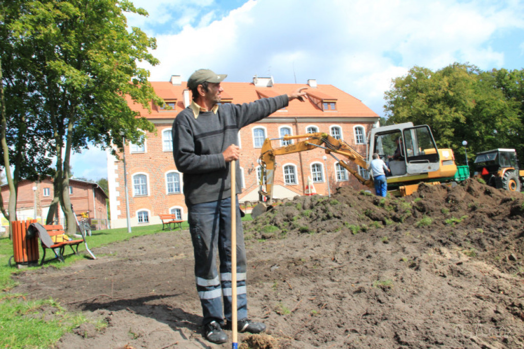 Poprawiają teren przy zamku