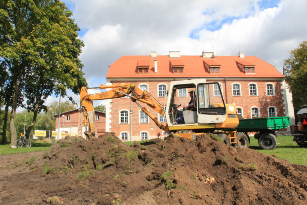 Poprawiają teren przy zamku