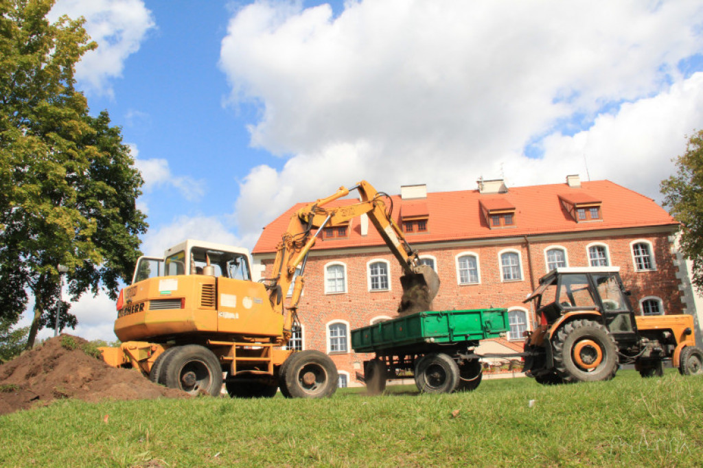 Poprawiają teren przy zamku