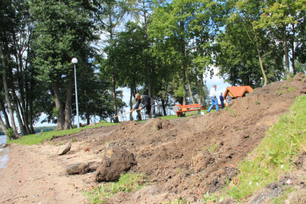 Poprawiają teren przy zamku