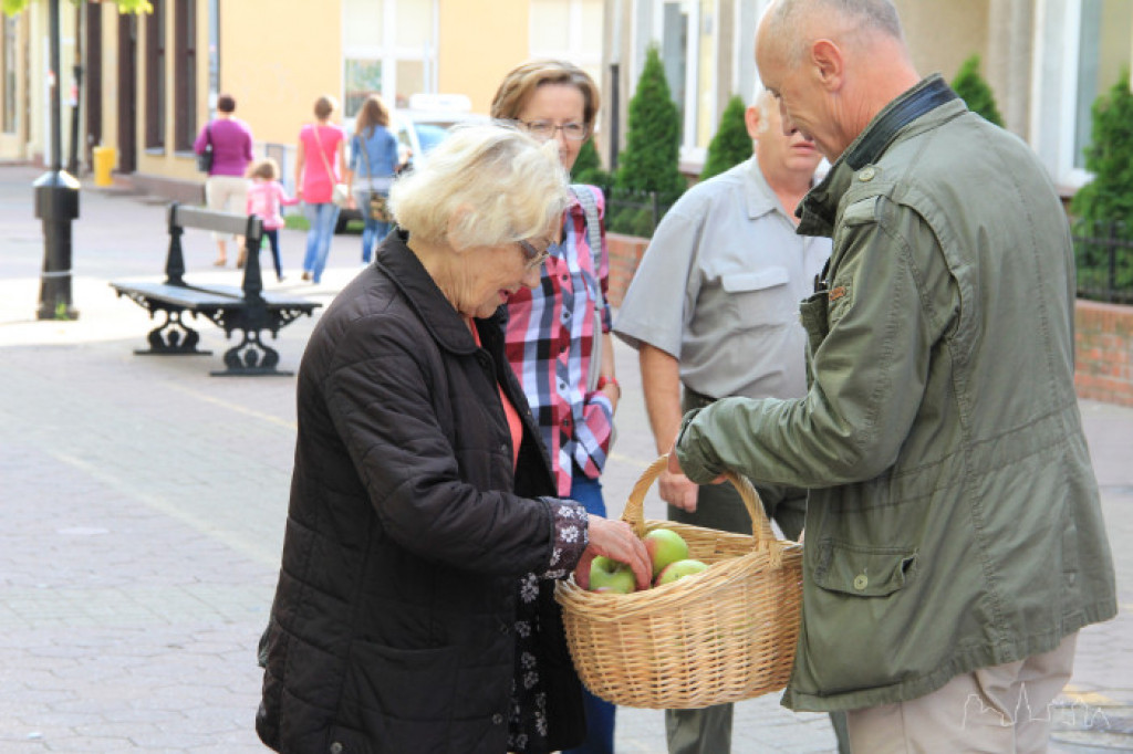 Na złość Putinowi ? Platforma Obywatelska częstowała jabłkami