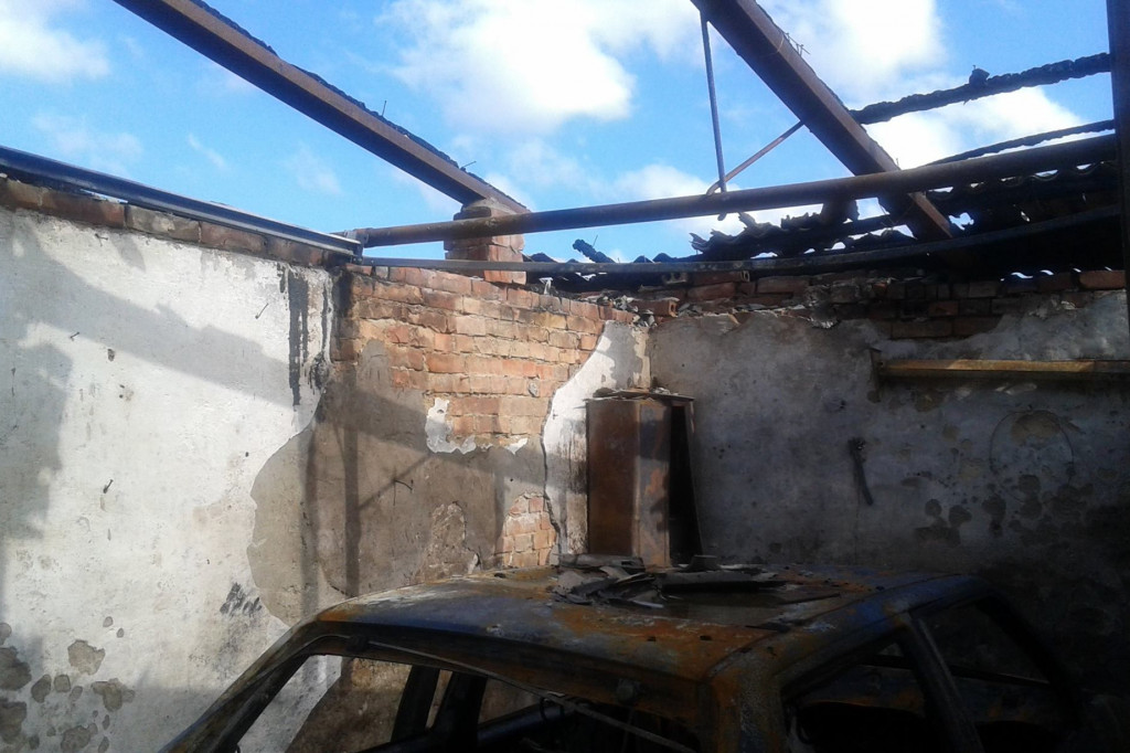 Spłonęły dwa samochody i budynek gospodarczy