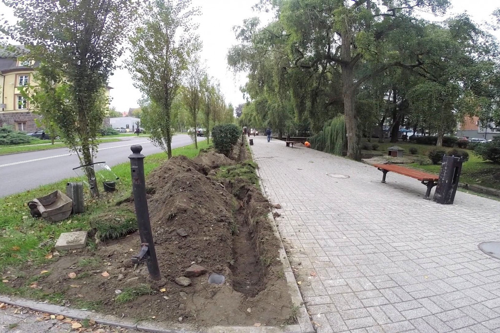 Kolejne słupki oświetlą parkową alejkę