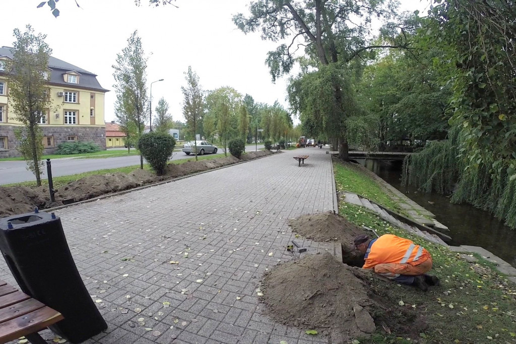 Kolejne słupki oświetlą parkową alejkę