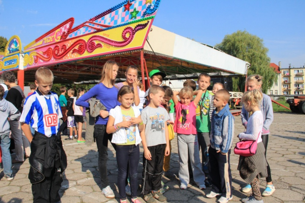 Dzieci w wesołym miasteczku