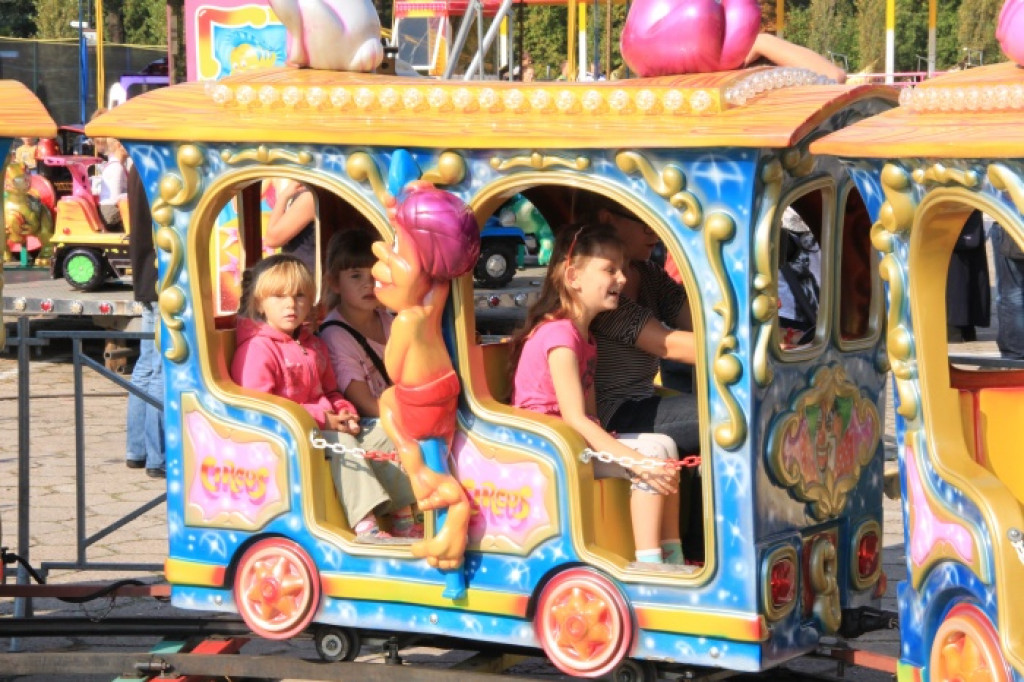 Dzieci w wesołym miasteczku