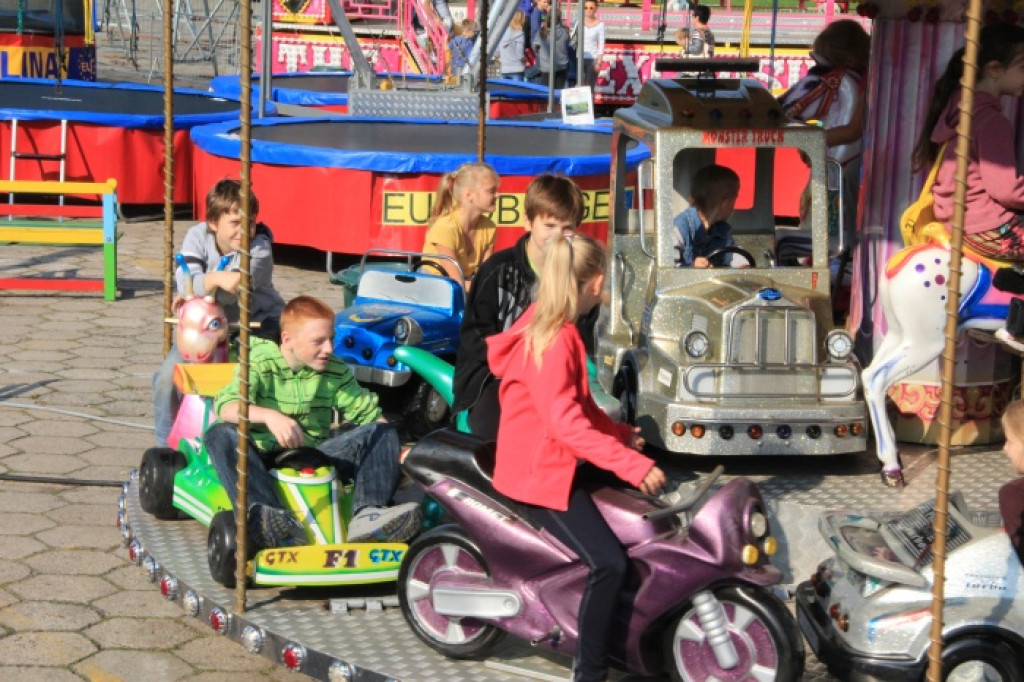 Dzieci w wesołym miasteczku