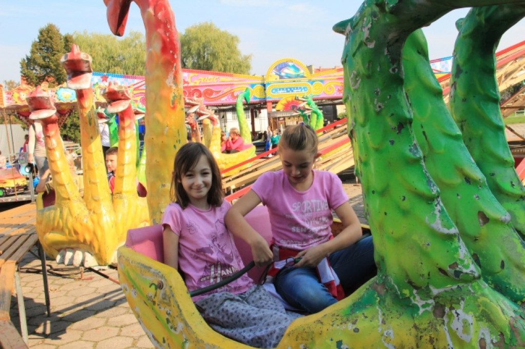 Dzieci w wesołym miasteczku