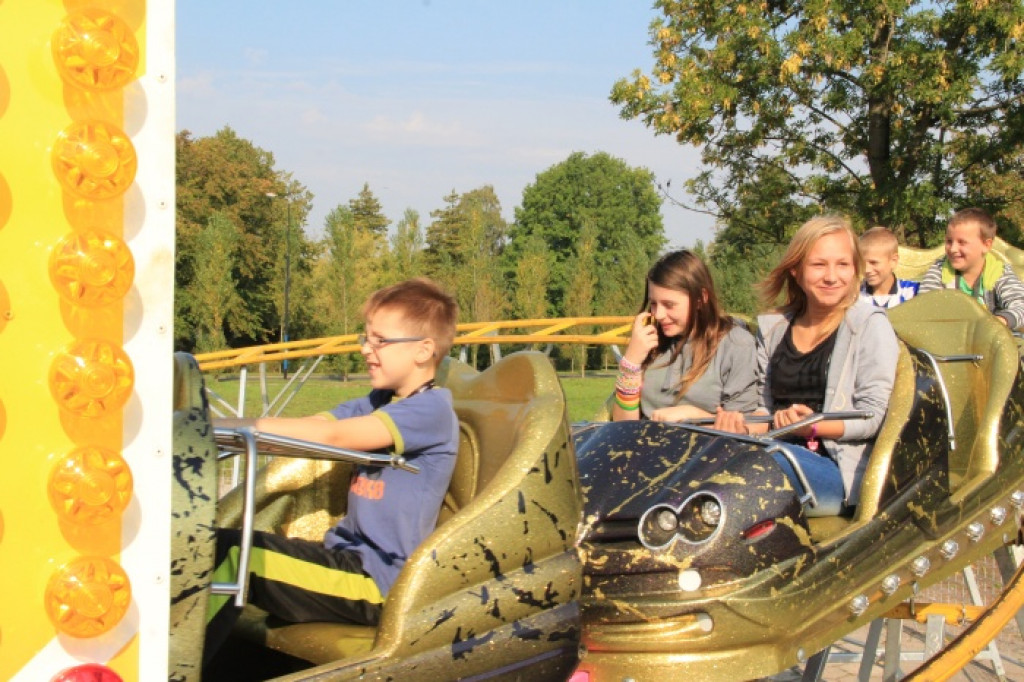 Dzieci w wesołym miasteczku