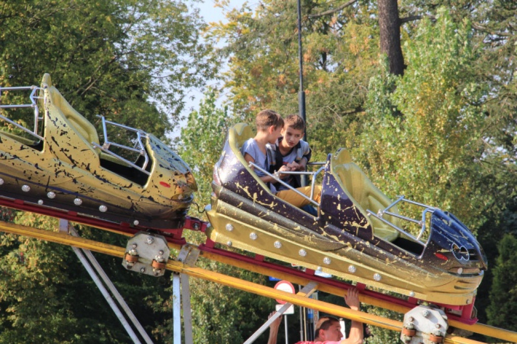 Dzieci w wesołym miasteczku