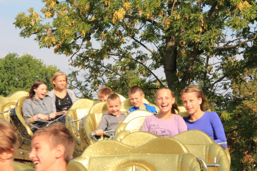 Dzieci w wesołym miasteczku