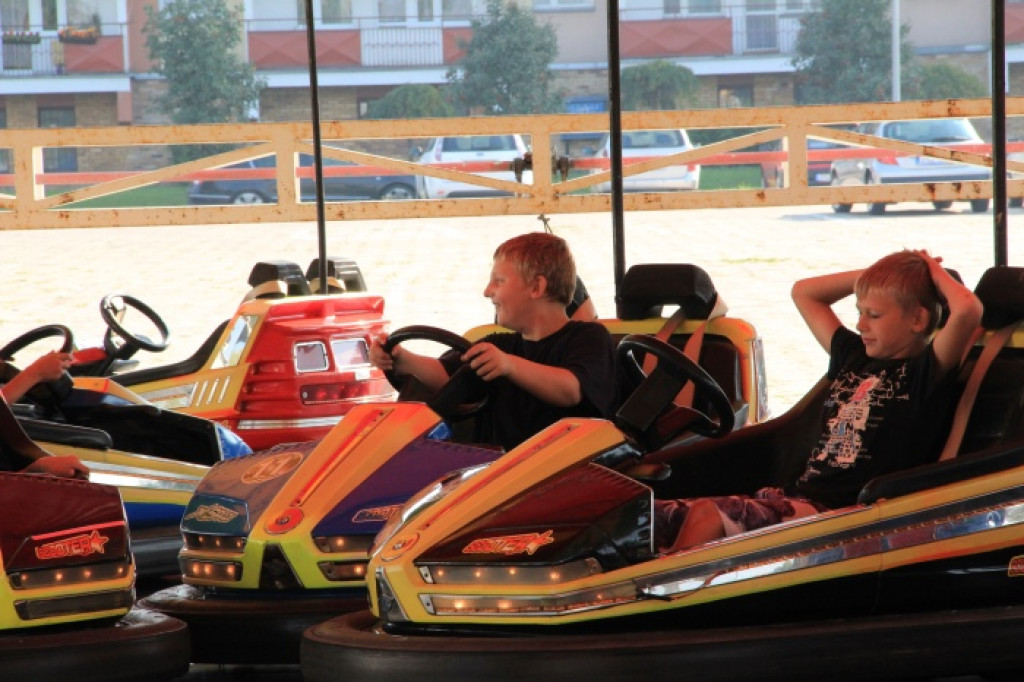 Dzieci w wesołym miasteczku