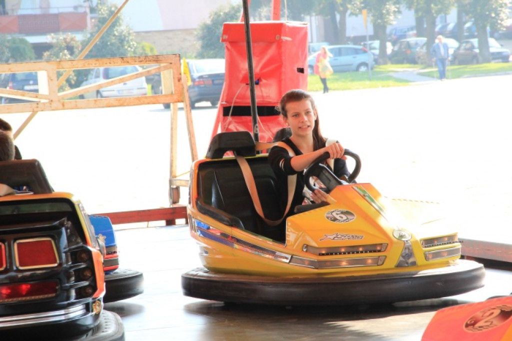 Dzieci w wesołym miasteczku