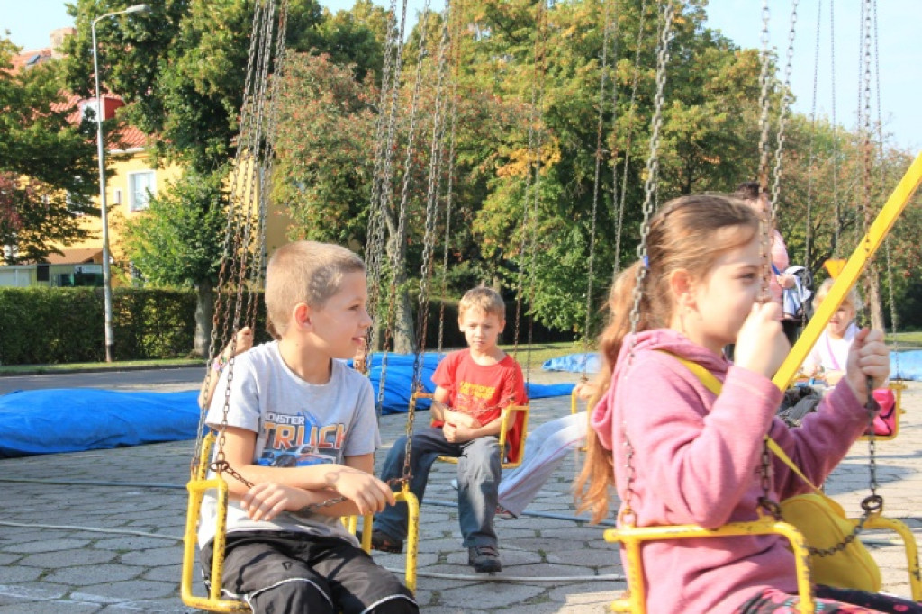 Dzieci w wesołym miasteczku