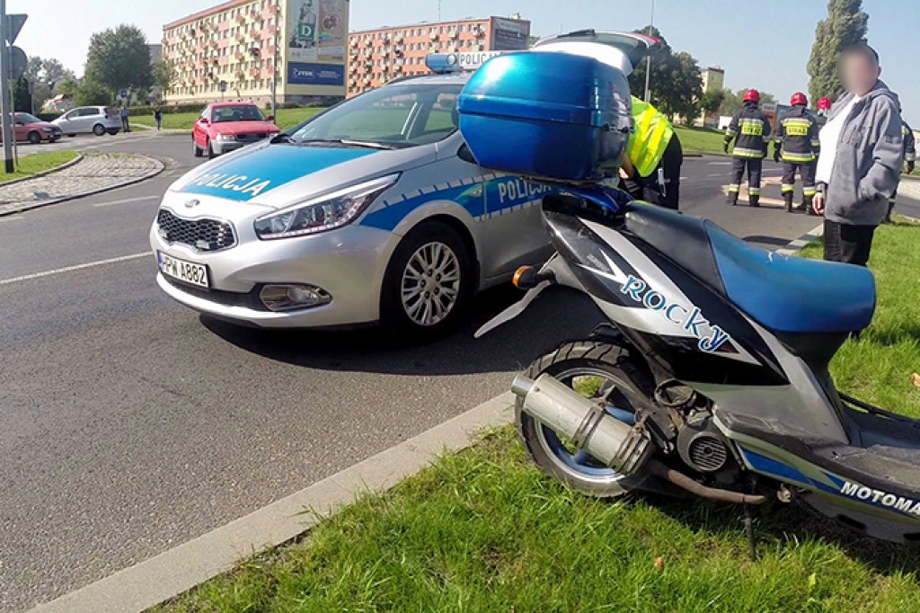 Plama oleju na rondzie. Przewrócił się skuter, kierowca trafił do szpitala