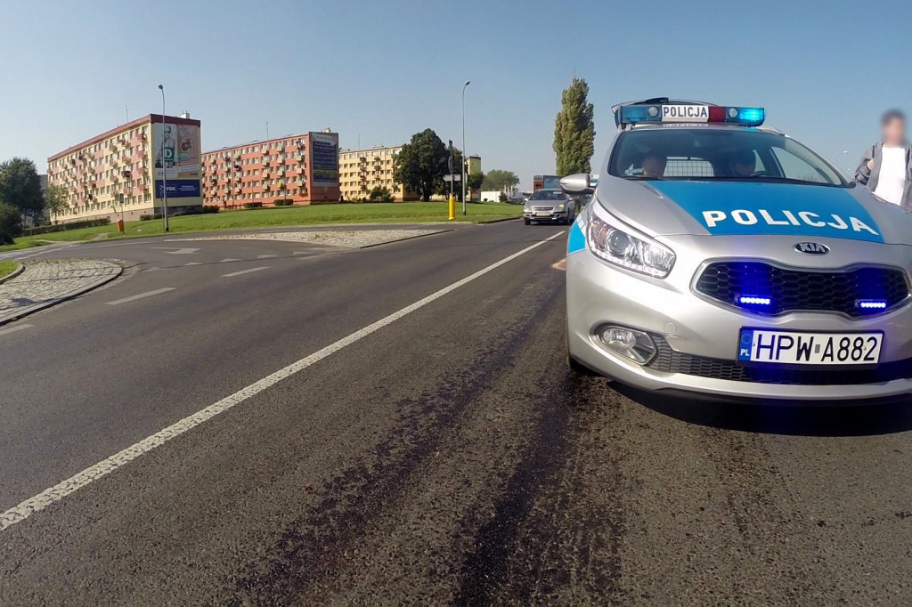 Plama oleju na rondzie. Przewrócił się skuter, kierowca trafił do szpitala