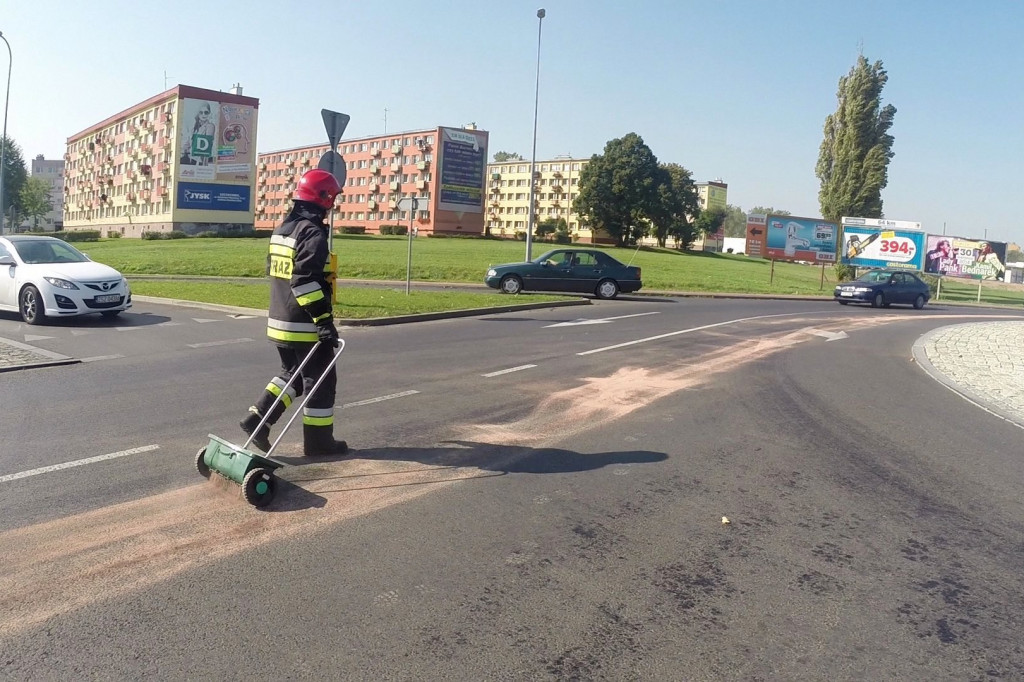 Plama oleju na rondzie. Przewrócił się skuter, kierowca trafił do szpitala
