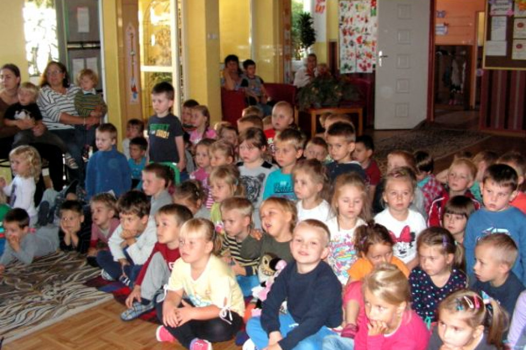 Przyjazne relacje przedszkolaków z Tęczy z psami