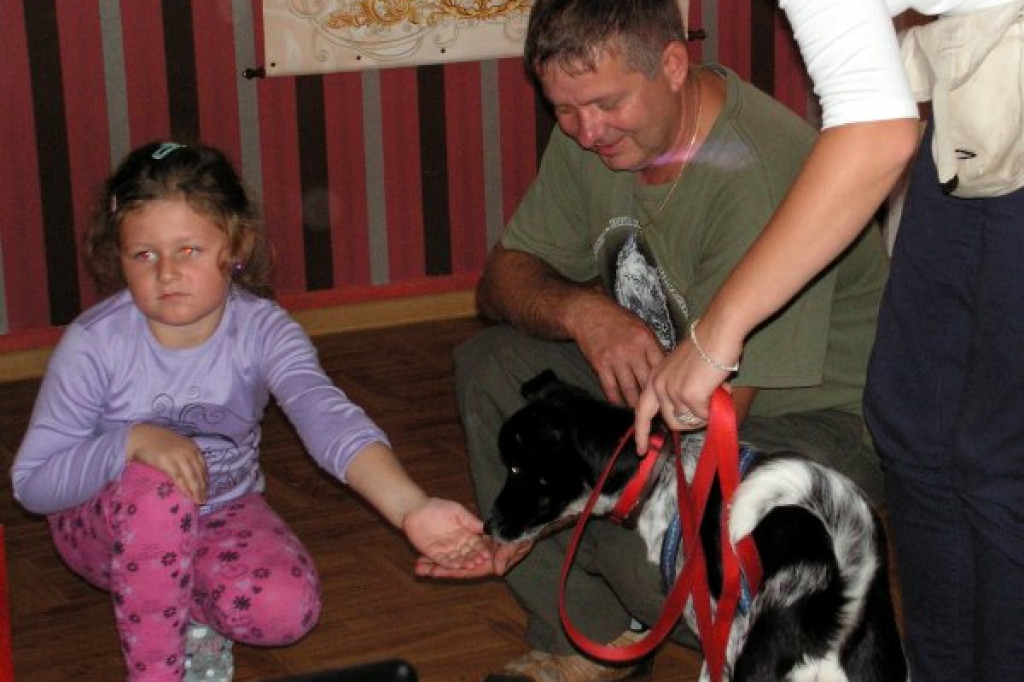 Przyjazne relacje przedszkolaków z Tęczy z psami