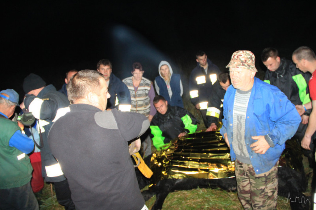 Krowa w rowie. Strażacy i mieszkańcy wioski ruszyli z pomocą