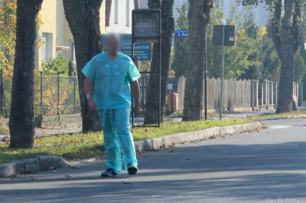 W szpitalnej piżamie na ulicy