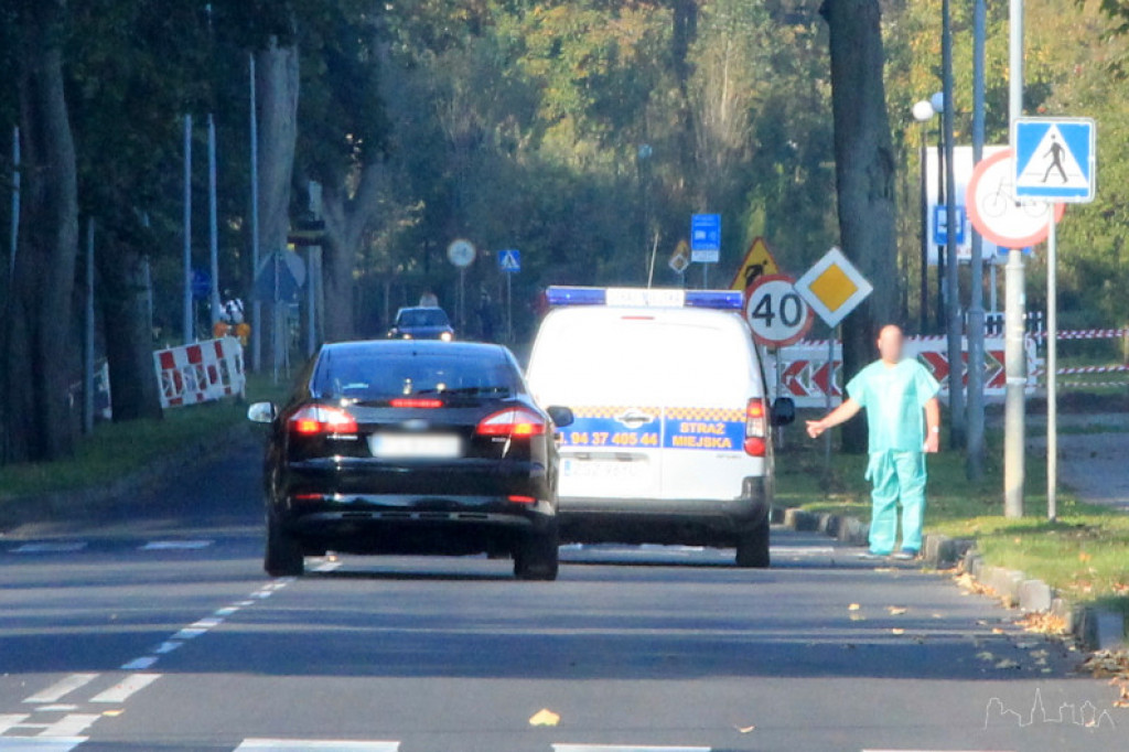 W szpitalnej piżamie na ulicy