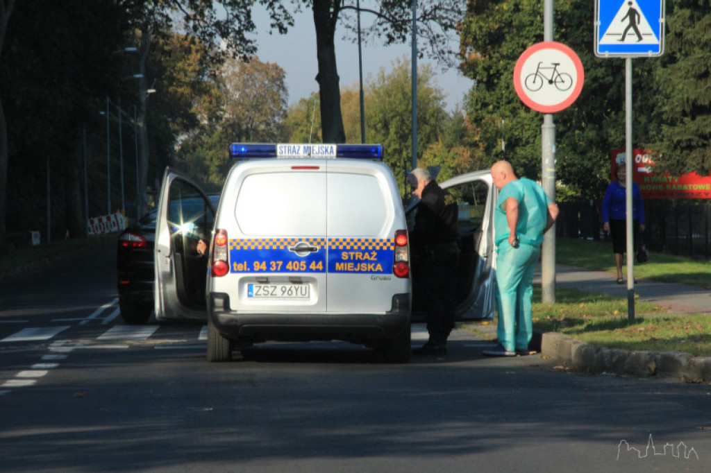 W szpitalnej piżamie na ulicy