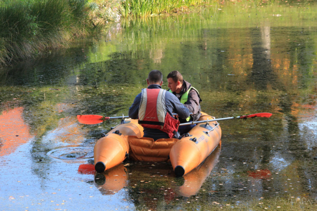 Eksperyment na Świątkach. Mikroorganizmy mają ?zjeść? glony