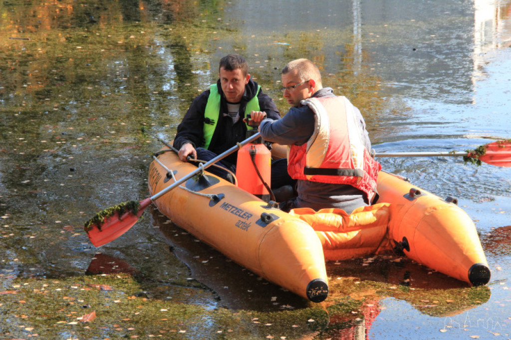 Eksperyment na Świątkach. Mikroorganizmy mają ?zjeść? glony