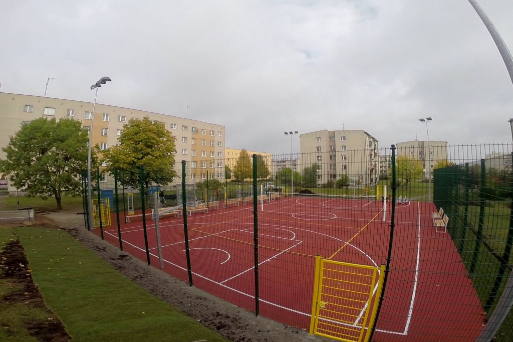 Na Zachodzie powstaje nowe boisko i siłownia