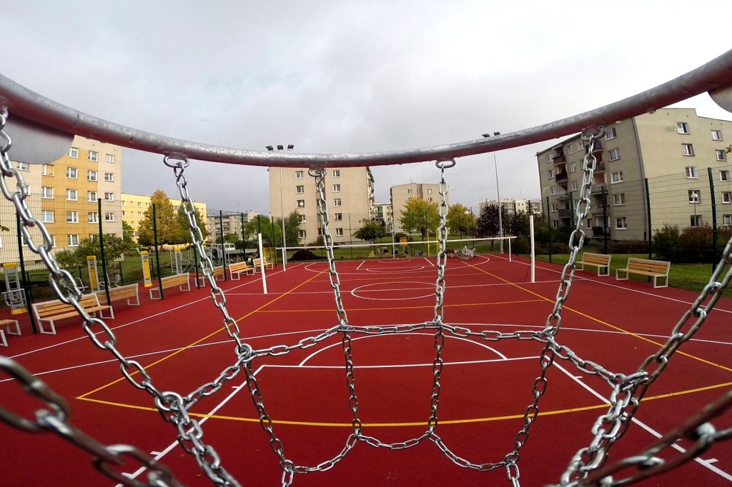 Na Zachodzie powstaje nowe boisko i siłownia