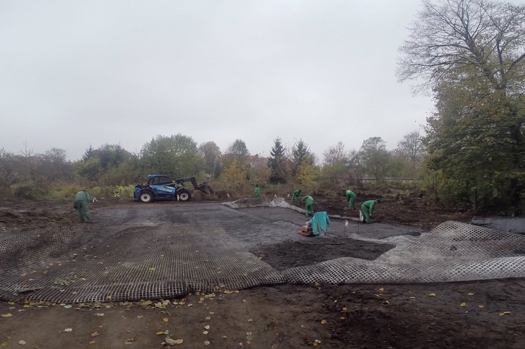 Ruszyła budowa bieżni przy Sobieskim