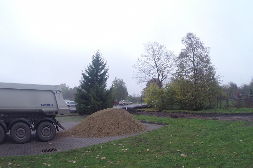 Ruszyła budowa bieżni przy Sobieskim