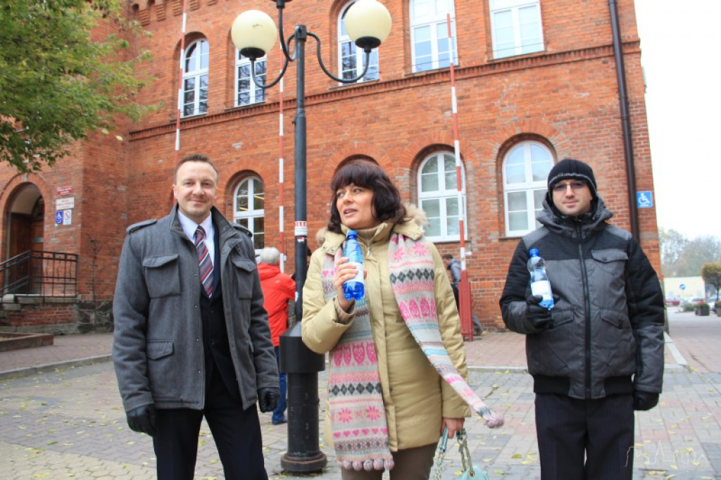 Rozdawali tańszą wodę i śmieci