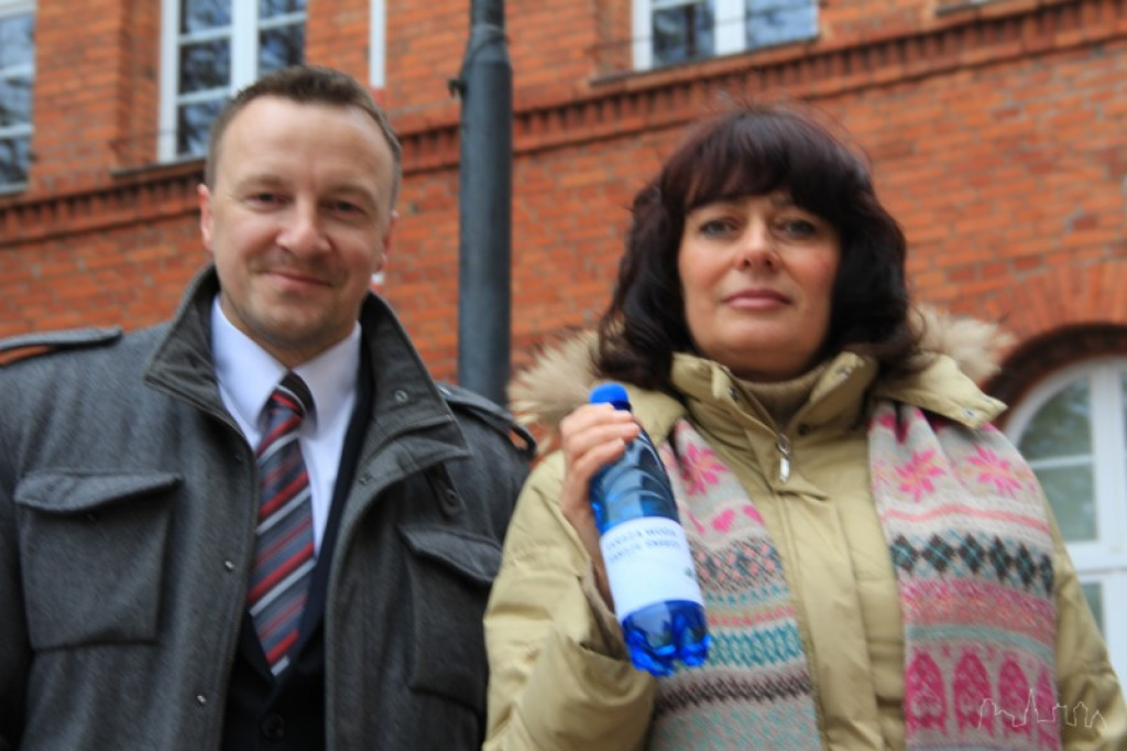 Rozdawali tańszą wodę i śmieci