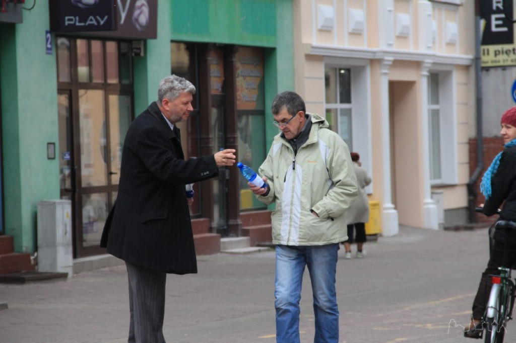 Rozdawali tańszą wodę i śmieci
