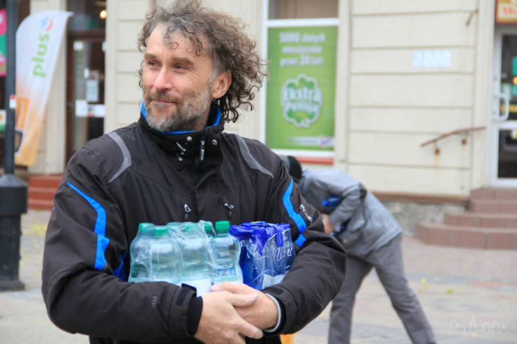 Rozdawali tańszą wodę i śmieci