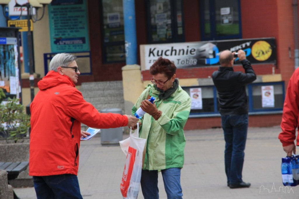 Rozdawali tańszą wodę i śmieci