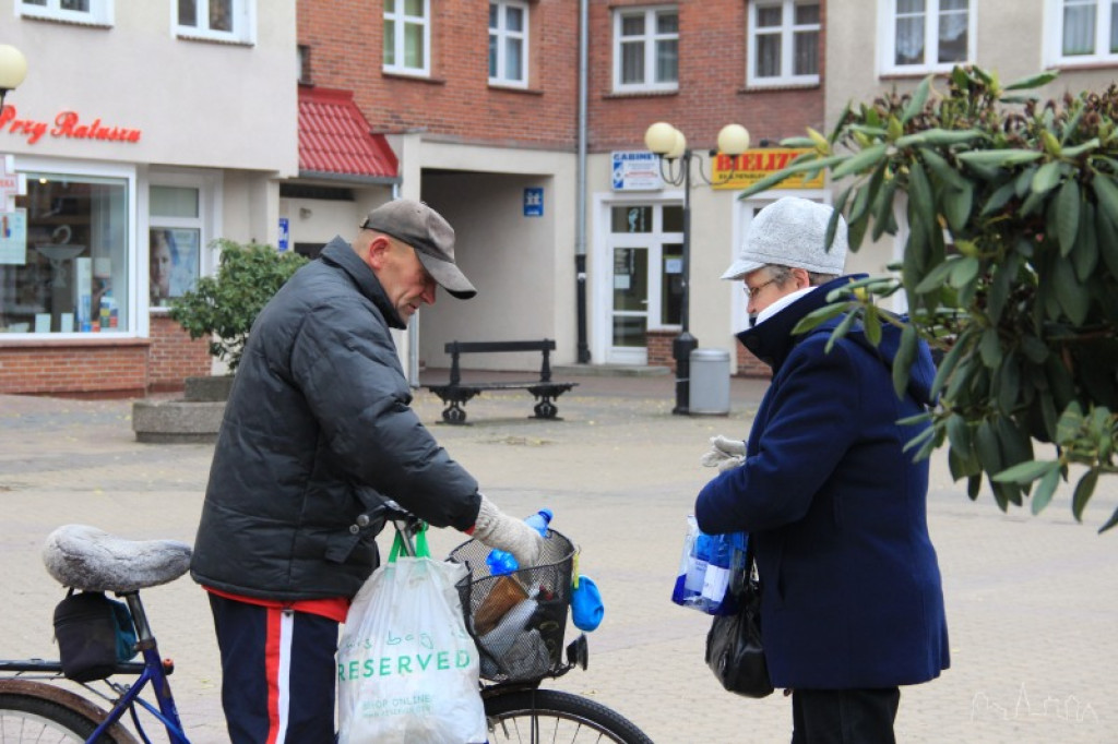 Rozdawali tańszą wodę i śmieci